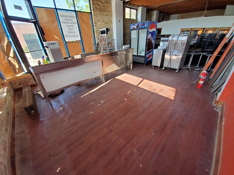 More Photos Of 5977 N Clark St, Chicago Storefront Retail Residential For Lease