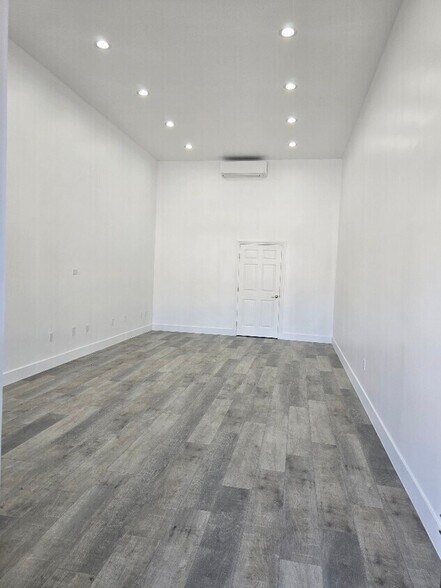 More Photos Of 4050 La Crescenta Ave, Montrose Storefront For Lease
