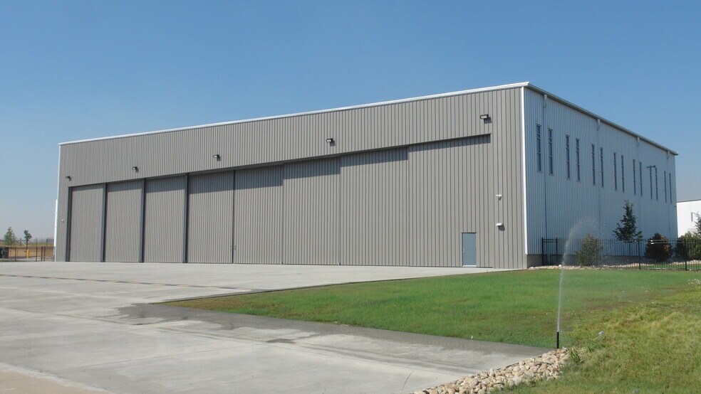 More Photos Of 8156 Interport Blvd, Englewood Airplane Hangar For Lease