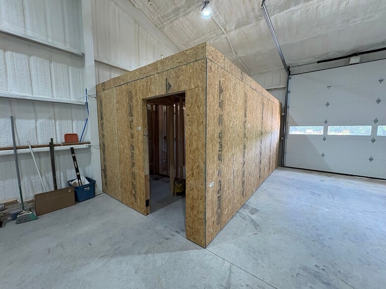 More Photos Of 130 Mission Dr, Sherman Warehouse For Lease