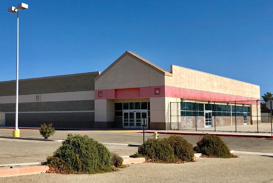 More Photos Of 301 Gardner Field Rd, Taft Freestanding For Lease