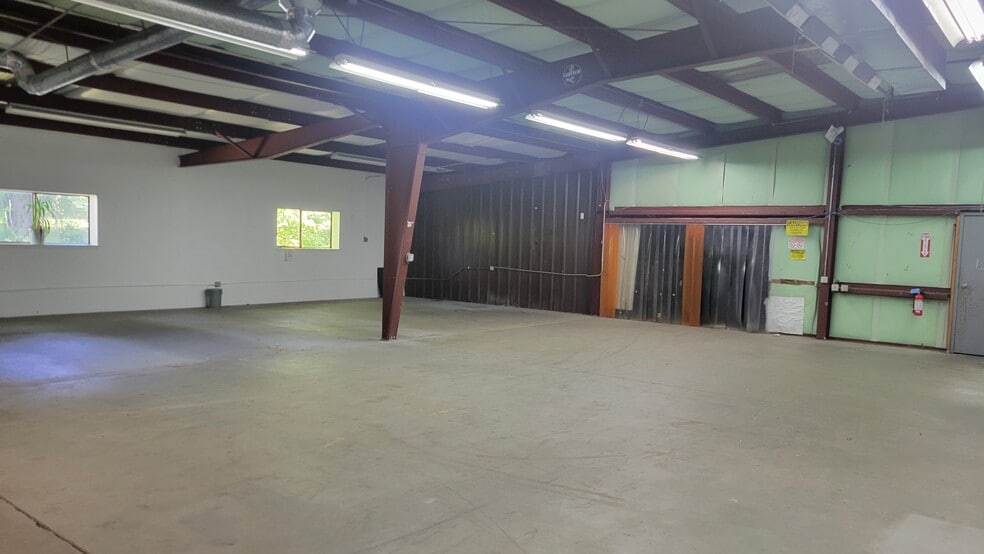 More Photos Of 4 Hadden Dr, Montgomery Warehouse For Lease