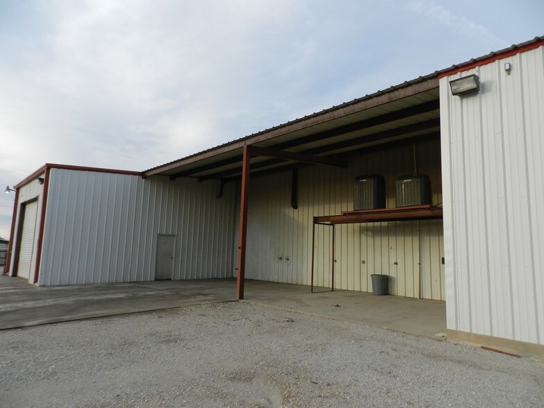 More Photos Of 707 S Wickham St, Alvord Truck Terminal For Sale