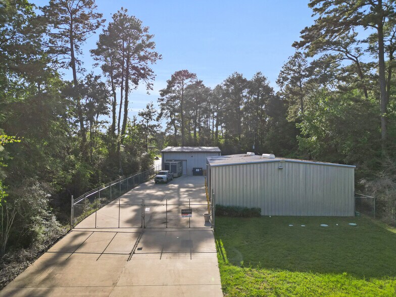 More Photos Of 923 Weisinger Dr, Magnolia Warehouse For Lease