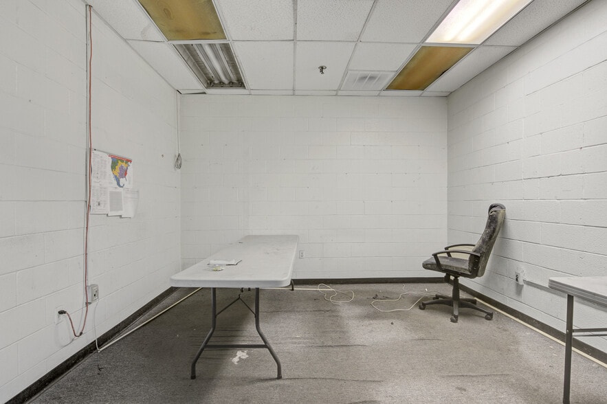 More Photos Of 3036 Gillespie St, Fayetteville Manufacturing For Lease