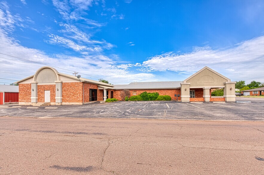 More Photos Of 1415 Watts St, Sayre Healthcare For Sale
