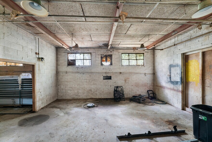 More Photos Of 580 Sw Broad St, Jesup Light Manufacturing For Sale