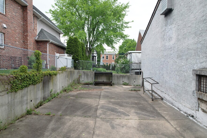 More Photos Of 560 Main St, Fort Lee Freestanding For Sale