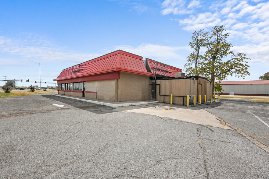 More Photos Of 1105 S Main St, Sikeston Fast Food For Sale