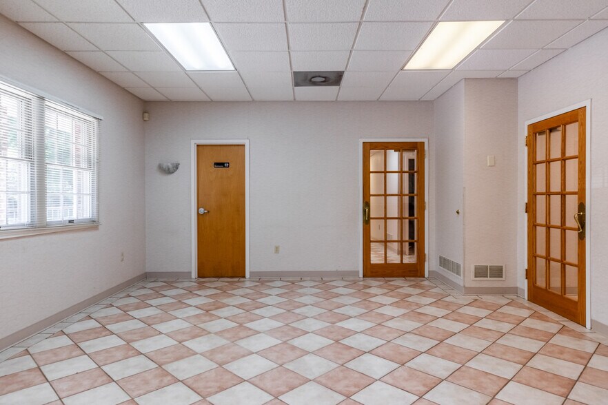 More Photos Of 640 S Walker St, Bloomington Medical For Sale