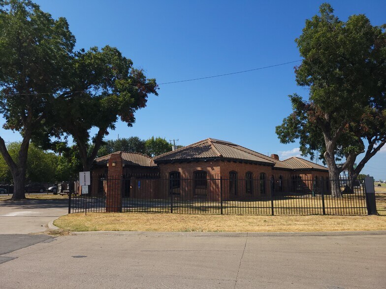 More Photos Of 2323 N Walton Walker Blvd, Dallas Office For Sale