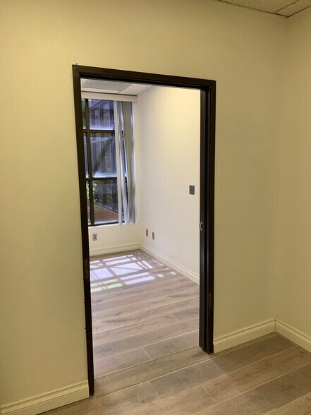 More Photos Of 20941-20945 Devonshire St, Chatsworth Medical For Lease