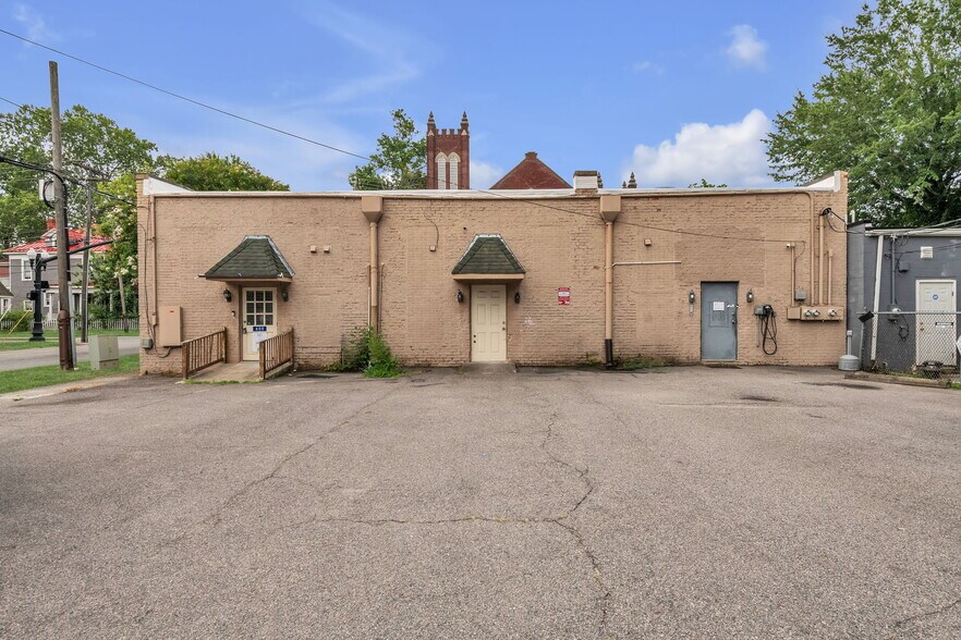 More Photos Of 600-604 W Washington St, Suffolk Storefront Retail Office For Sale
