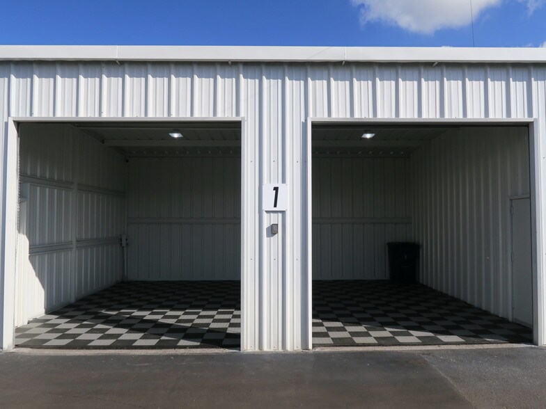 More Photos Of 5711 Star Ln, Houston Service For Lease