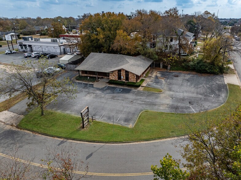 More Photos Of 825 N Crockett St, Sherman Office For Sale