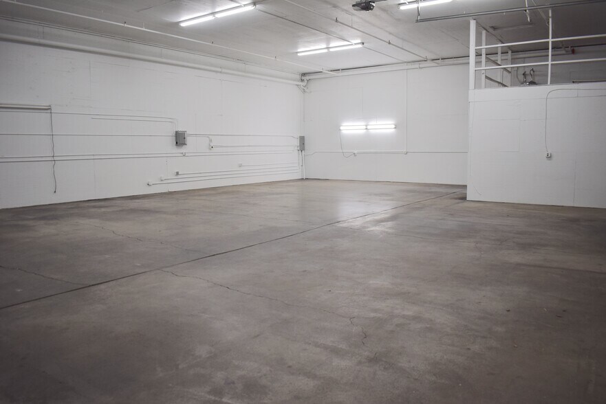 More Photos Of 4216 W 7th Ave, Eugene Warehouse For Lease