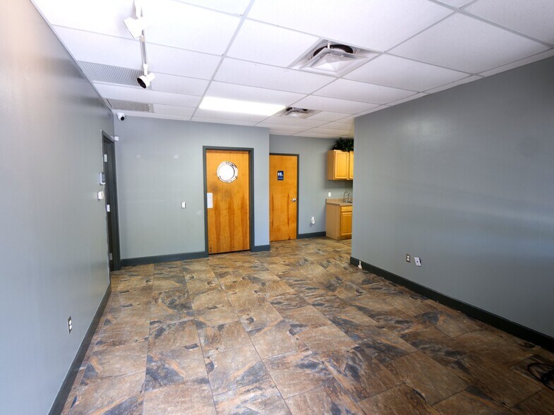 More Photos Of 402 Chairman Ct, DeBary Warehouse For Lease