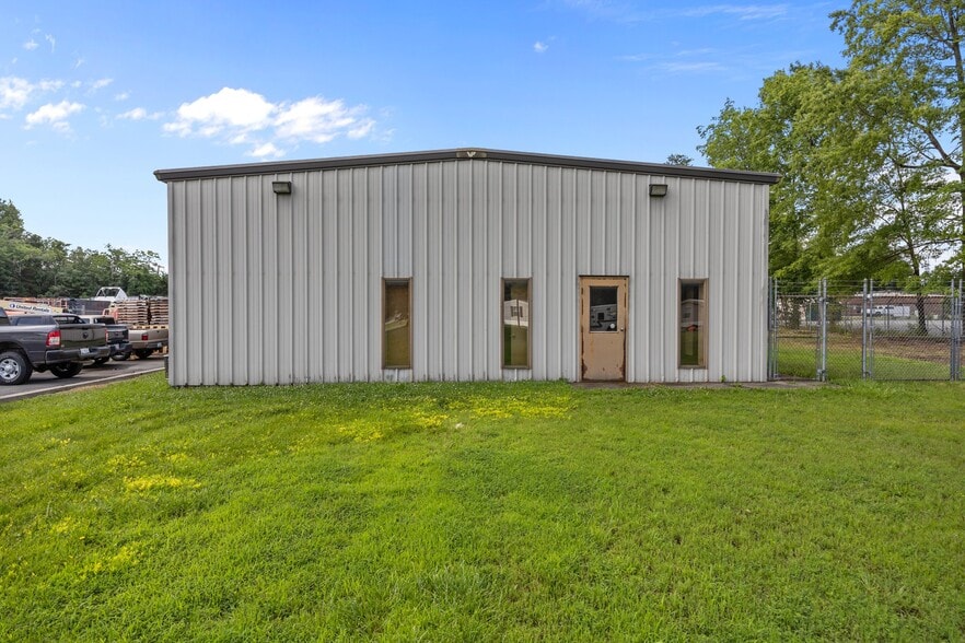More Photos Of 808 E Parker St, Graham Industrial For Sale