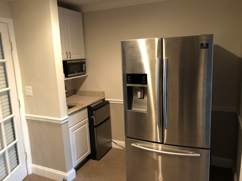 More Photos Of 3357 Hazelwood Rd, Edgewater Office For Lease