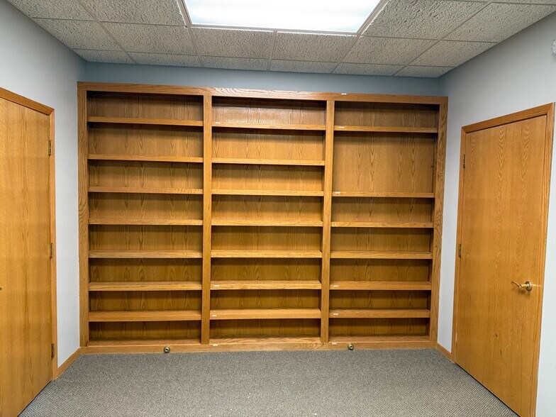 More Photos Of 2045 Grand Ave, West Des Moines Office For Lease