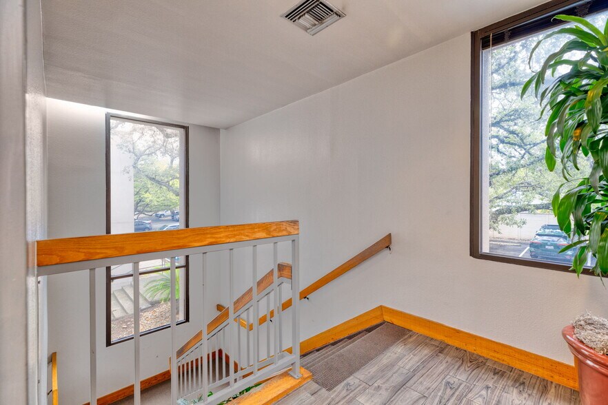 More Photos Of 5545 Fredericksburg Rd, San Antonio Medical For Lease