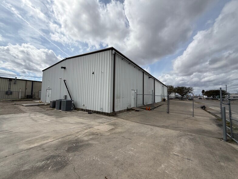 More Photos Of 218 Centaurus Dr, Corpus Christi Warehouse For Sale