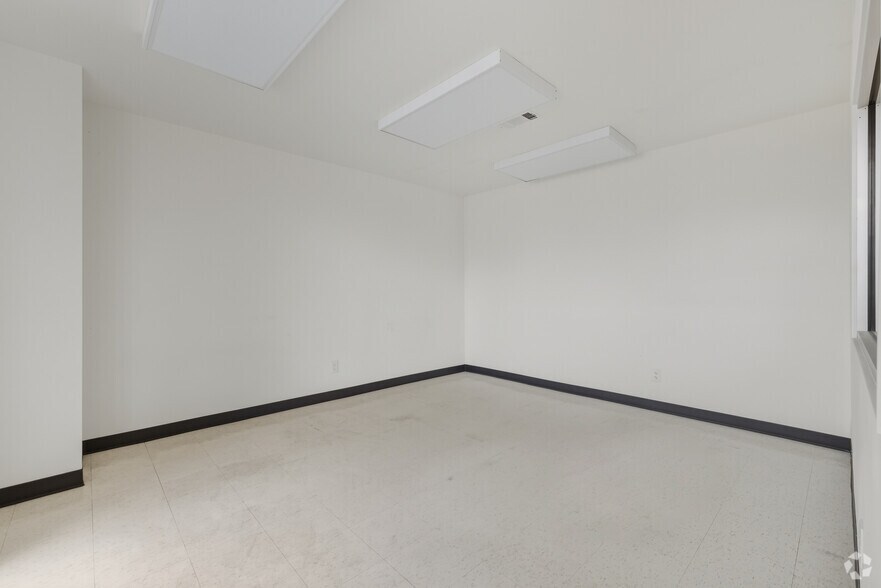 More Photos Of 1800 Sherwood Forest St, Houston Warehouse For Lease