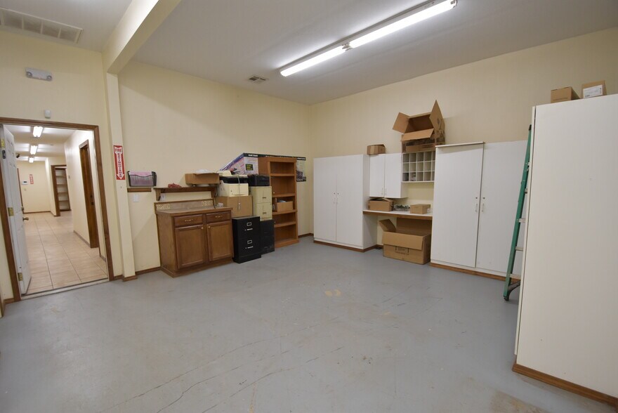 More Photos Of 701 W Broadway, Seminole Manufacturing For Sale
