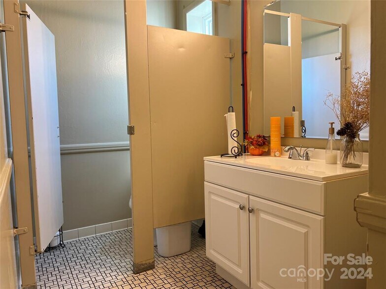 More Photos Of 604 Clark Dr, Lincolnton General Retail For Sale
