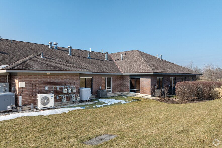 More Photos Of 385 Millennium Dr, Crystal Lake Office For Sale