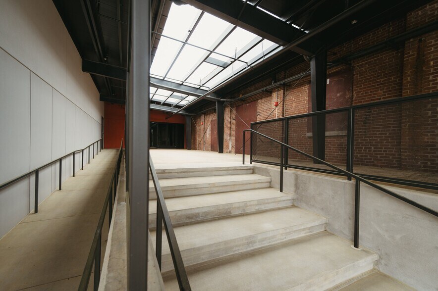 More Photos Of 945 Allene Ave SW, Atlanta Light Distribution For Lease