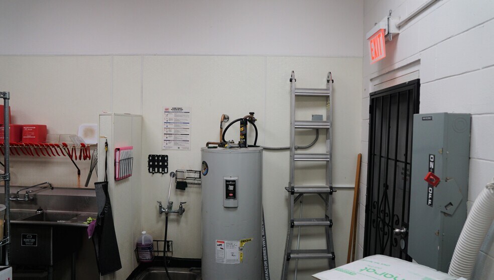 More Photos Of 1130-1150 Kuala St, Pearl City Restaurant For Lease