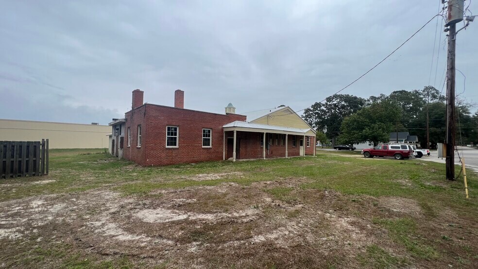 More Photos Of 303 N 5th St, Saint Pauls Freestanding For Lease