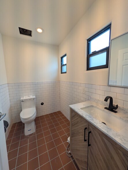 More Photos Of 1810 Sunview Dr, Glendale Freestanding For Lease