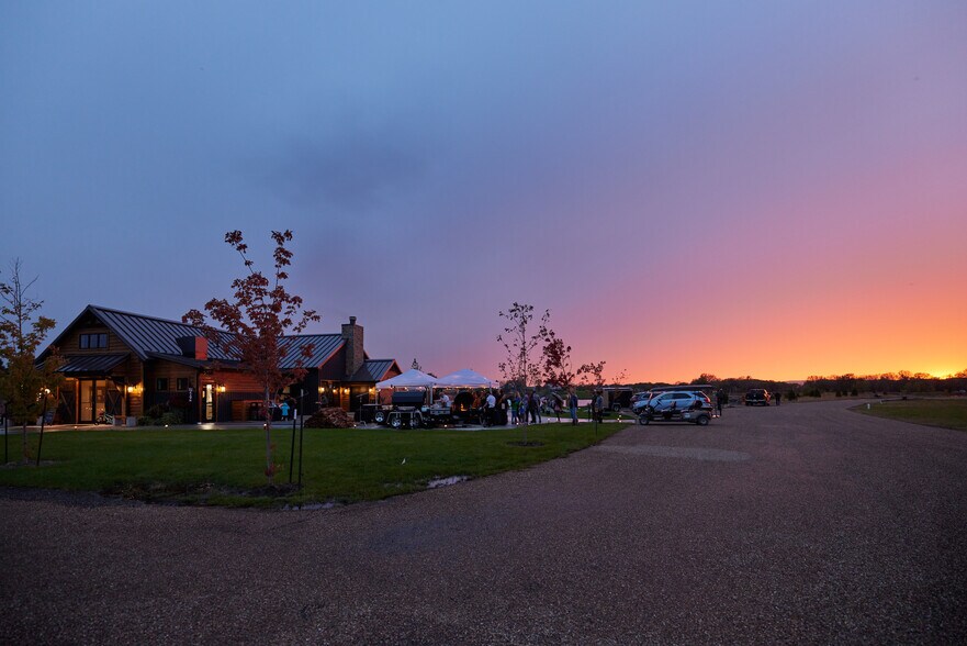 More Photos Of 1583 Spring Bay Rd, Spring Bay Hotel For Sale