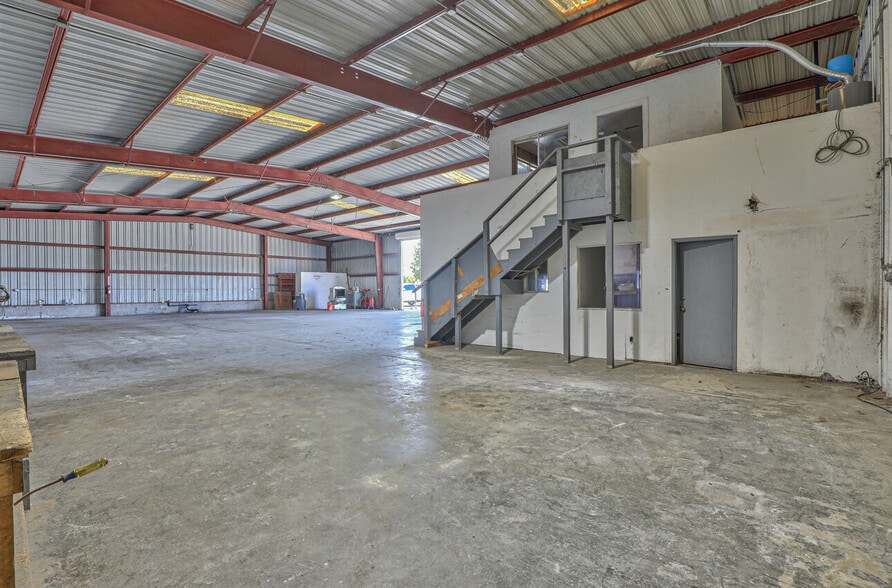 More Photos Of 50 Chamberlain St, Salinas Warehouse For Sale
