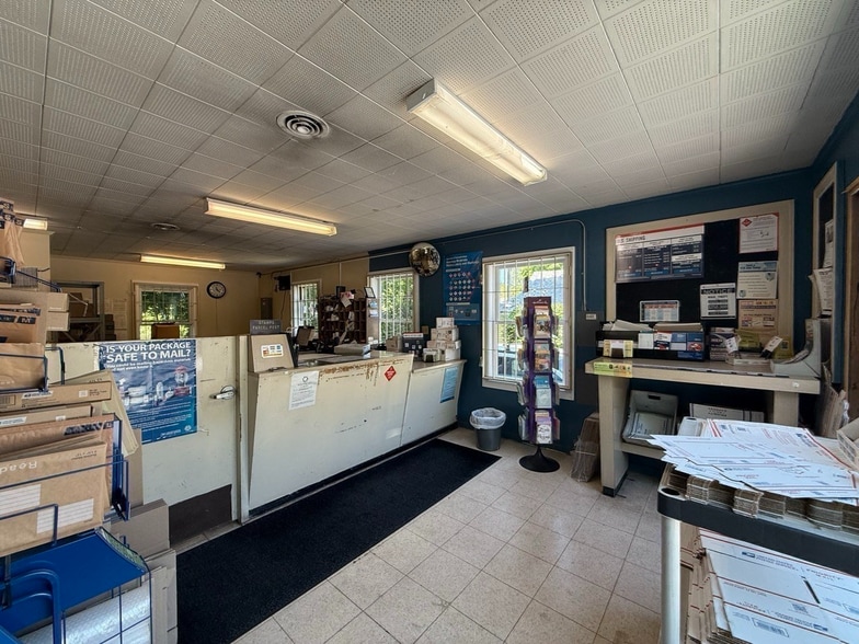 More Photos Of 529 Old County Rd, Westport Post Office For Sale