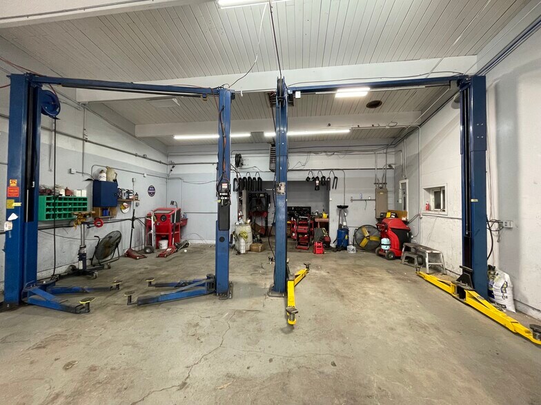 More Photos Of 16001 SE Mcloughlin Blvd, Milwaukie Auto Repair For Lease