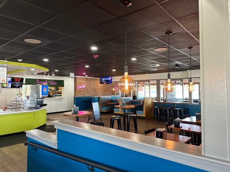 More Photos Of 900 Riverside Dr, East Peoria Restaurant For Sale