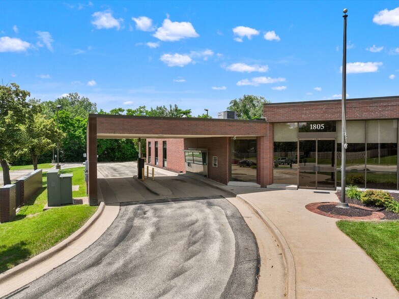 More Photos Of 1805 John F Kennedy Rd, Dubuque Freestanding For Sale