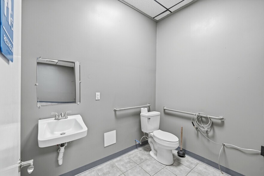 More Photos Of 1223 US-412, Siloam Springs Storefront For Lease