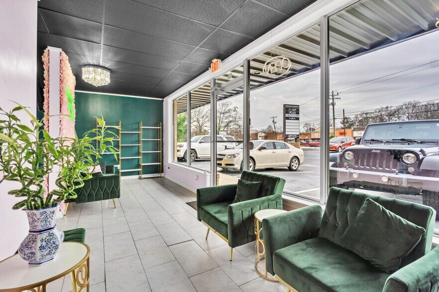 More Photos Of 110 E Butler Rd, Mauldin Storefront For Sale