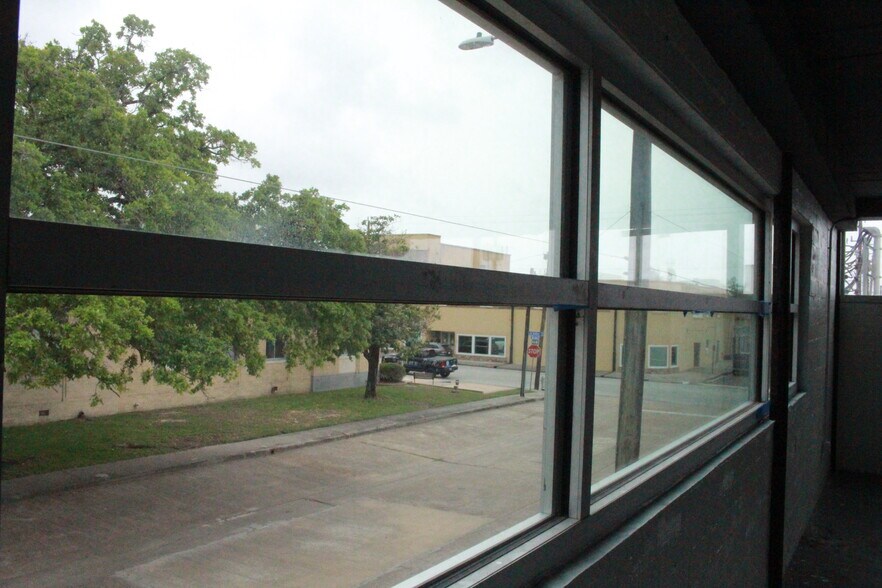 More Photos Of 302 W Defee Ave, Baytown Specialty For Sale