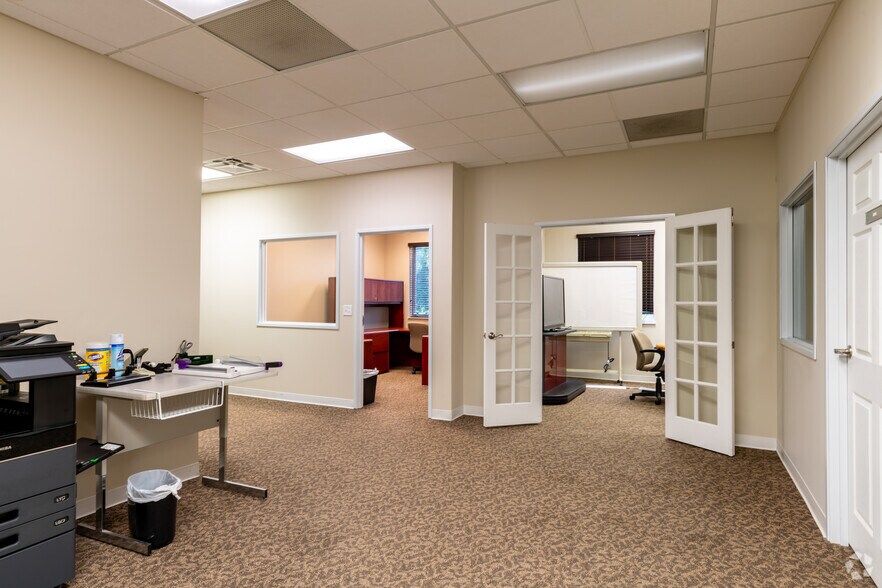 More Photos Of 36520 Grand River Ave, Farmington Hills Unknown For Lease