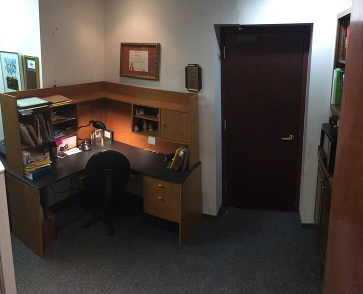 More Photos Of 19 Woodland St, Hartford Office For Sale