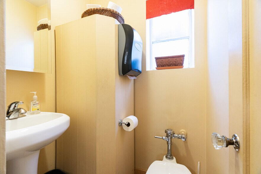 More Photos Of 2318 Pacific Ave, Forest Grove Office For Sale