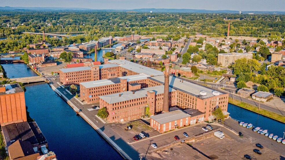 More Photos Of 4 Open Square Way, Holyoke Showroom For Lease