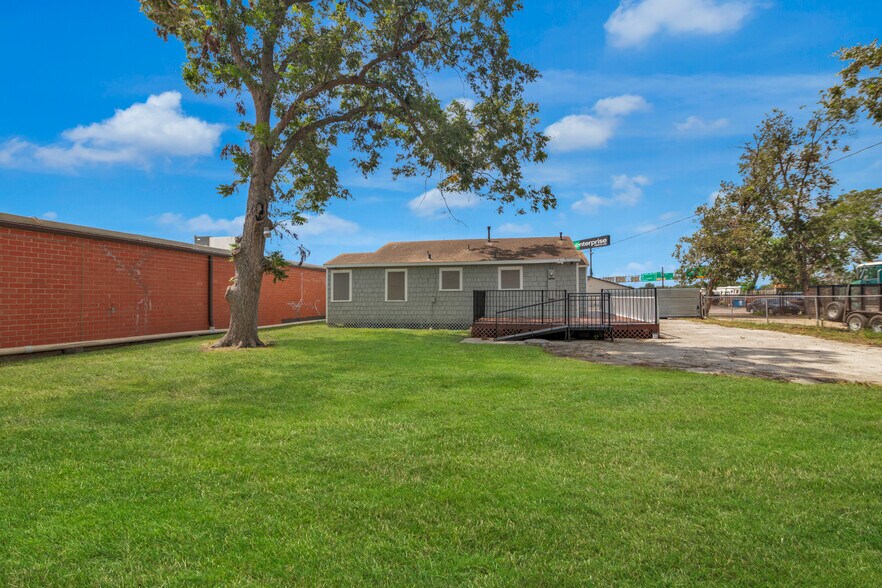More Photos Of 3743 Erie St, Houston Freestanding For Sale