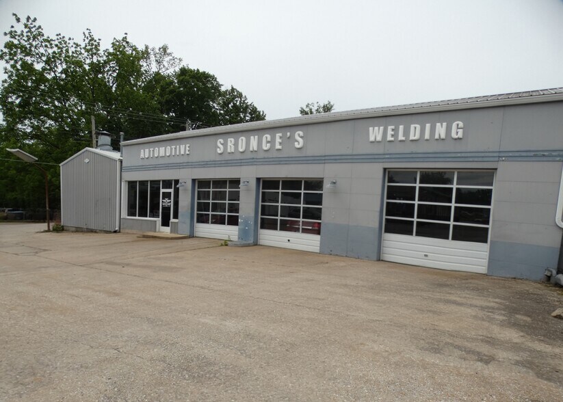 More Photos Of 105 W Water St, Pinckneyville Specialty For Sale