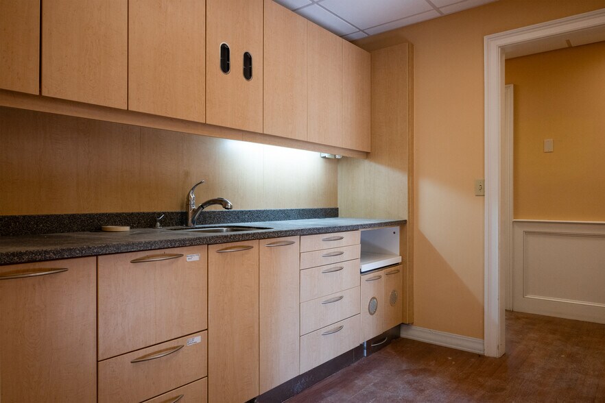 More Photos Of 435 Furnace St, Marshfield Medical For Lease